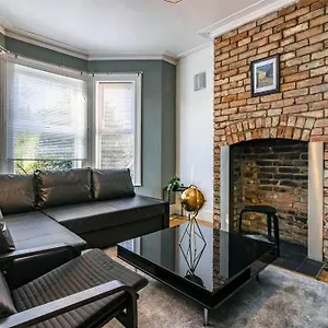 modern-spacious-home-near-nottingham-city-centre.hotelsin-nottingham.com/
