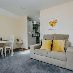 cosy-top-floor-apartment-king-size-bed-free-parking.hotelsin-nottingham.com/