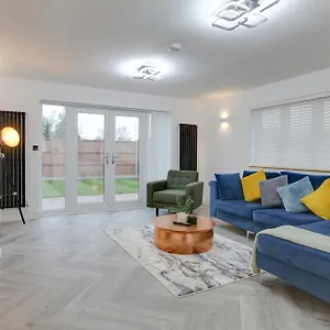 Kestrel Gardens Dunmow Holiday home