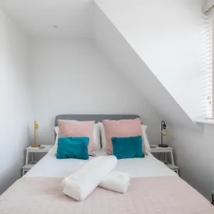Modern Stylish Cambridge Pad Apartment